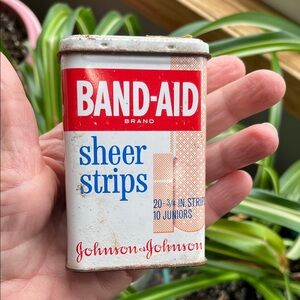 Vtg Sheer Strips Band-Aid Tin Johnson & Johnson W/Some Old Band Aids **READ**